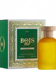 BOIS 1920 CANNABIS FRUTTATA Seducente, morbida, intrigante, simbolo di un percorso olfattivo insolito dove i sentori fruttati del Mirtillo, accompagnati da una sfumatura ambrata, destano un’esperienza sensoriale unica e sorprendente.Testa: Origano, Rosmar