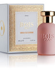 BOIS 1920 BOIS 1920 ORO ROSA Una composizione olfattiva contemporanea, innovativa. Un raffinato accordo di note fruttate avvolge la luminosità e l’effervescenza della Rosa per un sillage entusiasmante, arricchito dal delicato tocco della Vaniglia. 2000001