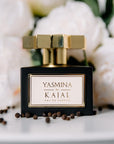 KAJAL YASMINA EDP 100 ML Yasmina Kajal Perfumes Paris è … forzaUn fiore di gelsomino, se tenuto in mano, può essere percepito come delicato, debole e fragile. Ma il segreto nascosto interno di questo fiore è il suo profumo che simboleggia forza, proiezion