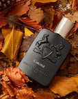 PARFUMS DE MARLY CARLISLE EDP 125 ML CARLISLE EDP 125 MLUn'ondata di freschezza bagna la pelle: Carlisle è l'incarnazione della luce. Solare e radiosa, questa fragranza sensuale è costruita attorno a un tema di legno di sandalo caldo, con un pizzico di va