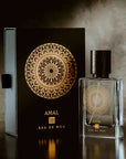 EAU DE MOE AMAL EDP 80 ML AMAL EDP 80 MLNote di testa: iris, rosa, limone, salviaNote di cuore: ylang ylang, rosa, caramello, menta, foglie di violettaBase: legno di sandalo, legno di cedro, tabacco, muschio di quercia, ambra, vaniglia, patchouli, muschio