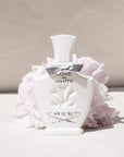 CREED LOVE IN WHITE EDP 75 ML LOVE IN WHITE EDP 75 MLUn inno alla sofisticata artigianalità e passione di Creed per gli ingredienti migliori del mondo. Love in White di Creed è fragranza dolce e pulita, contiene note leggere di giacinto e magnolia e ricor