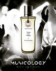 MUSICOLOGY CAUSE I'M HAPPY EDP 95 ML CAUSE I'M HAPPY EDP 95 MLEcco la traduzione:Una melodia che rallegra il cuore e fa sorridere. È un segreto? Il ritmo vivace e radiante degli agrumi, amplificato da una sinfonia unica di legno, muschio e ambra.Dietro l'