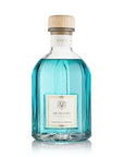 DR. VRANJES DR VRANJES FRAGRANZA AMBIENTE ACQUA Questo delicato profumo acquatico nasce dalle note fresche e carnose delle foglie di basilico che si accordano con note marine e muschi bianchi. Un profumo casa fresco e marino che emana tranquillità. 200000
