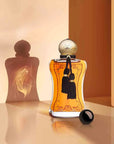 PARFUMS DE MARLY SAFANAD EDP 75 ML SAFANAD EDP 75 MLUna fragranza calda e vellutata. Questa eau de parfum nasce dalla luce del sole. Safanad si apre con essenza di arancia, pera e petitgrain e segue con un cuore di assoluto di gelsomino sambac, ylang-ylan