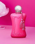 PARFUMS DE MARLY ORIANA EDP 75 ML ORIANA EDP 75 MLUna fragranza gourmand, floreale e fruttata pensata interamente come variazione di texture. Una millefoglie di friabile dolcezza, morbidezza e sensualità. Un'apertura frizzante e succosa di mandarino e ber
