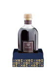DR. VRANJES COFANETTO 250 ROSSO NOBILE EDIZIONE LIMITATA Le note intramontabili della fragranza ambiente Rosso Nobile in formato 500 ml custodite in un prezioso scrigno realizzato a mano in Edizione Limitata. Il blu e l'oro celebrano il cielo stellato di