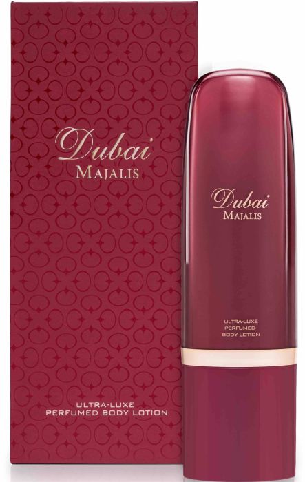 THE SPIRIT OF DUBAI MAJALIS BODY LOTION Questa fragranza è una miscela scintillante di misterioso e quotidiano, fondendo il mondo che conosciamo con un mondo di fantasia. Le note di testa di rosa turca, rosa Taif, cardamomo e Qahwa (caffè arabo) lasciano