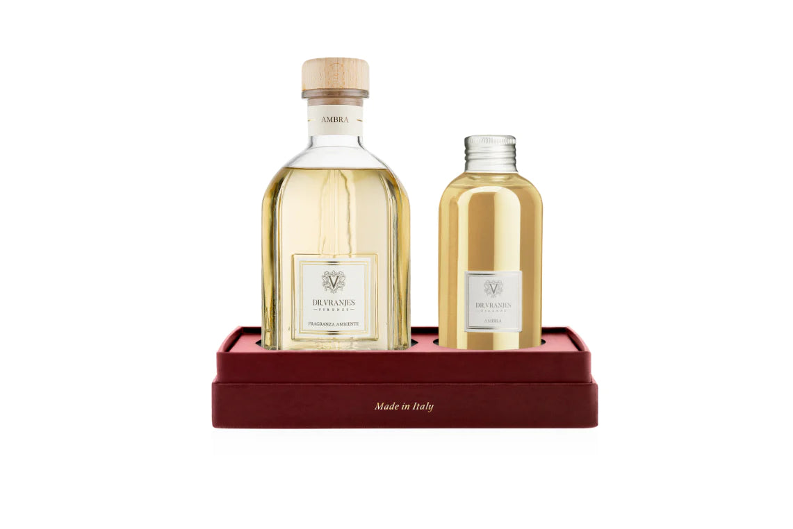DR. VRANJES AMBRA GIFT BOX 250 CON RICARICA Gift Box 250 ml con Ricarica è una raffinata scatola regalo, perfetta per chi vuole portare sempre con sé la propria fragranza per ambiente preferita. Disponibile in 3 diverse profumazioni, contiene: il diffusor