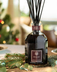 DR. VRANJES Cofanetto 250 ml Rosso Nobile Un prezioso cofanetto dedicato agli amanti delle atmosfere incantate. Sorprendi i tuoi cari con un meraviglioso duo composto da diffusore più candela. 2000001811115 €69,00