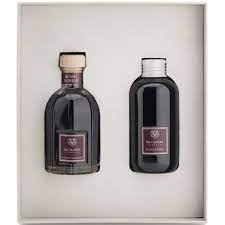 DR. VRANJES GIFT BOX ROSSO NOBILE Gift Box: Bottiglia 100 ml + Refill 150 ml e una raffinata scatola regalo, perfetta per chi vuole portare sempre con sé la propria fragranza per ambiente preferita. Scoprila nella versione con la note di Rosso Nobile. 200